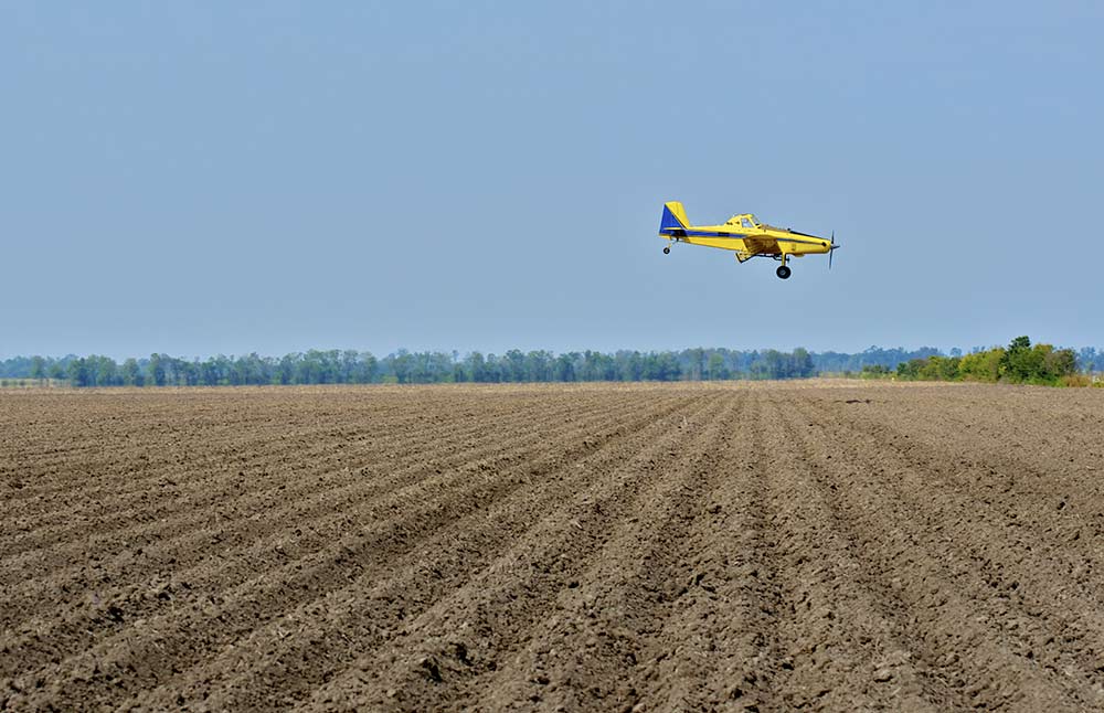 crop-duster-spray-pesticides2