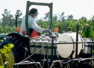 farmworker-pesticide-application2