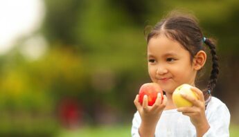 kid-eating-fruit