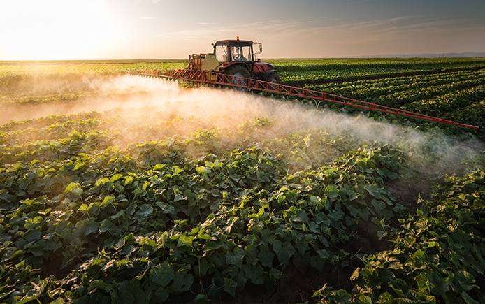 spraying-pesticides-farm-drift