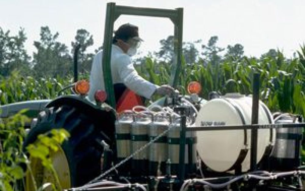 farmworker-pesticide-application