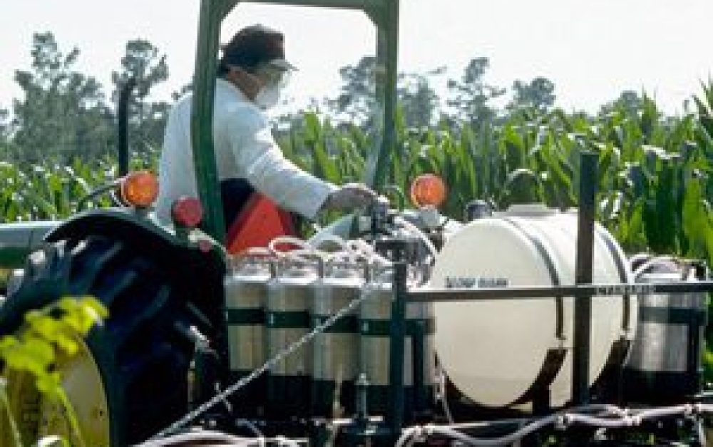 farmworker-pesticide-application2