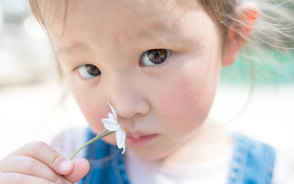 kid-smell-flower