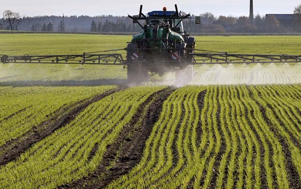 lead-image-spraying-pesticides